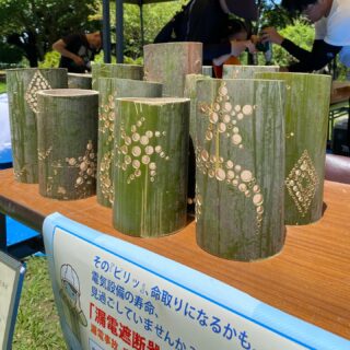 今更ながらですが、
夏の活動報告です。

今年も回収した竹を使って
竹あかりワークショップを行いました🎋

7/13(日)
平塚市総合公園

今回作った竹あかりは
平塚空襲・終戦80年
核兵器廃絶平和都市宣言40周年記念事業として
#市民平和の夕べ
にて飾らせて頂きます🕊️
(次の投稿へ続く)

電気使用安全月間も呼びかけながら
#湘南電設業協同組合青年部
の一員として関わらせて頂きました⚡️