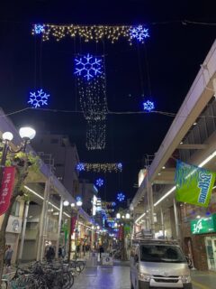 早くもクリスマスの時期が近づいて来ましたね🎄🎅

ということで毎年恒例の
平塚駅北口周辺のイルミネーション設営をしました❄️✨

電気工事を学びたいという事で
今回は新たにアルバイトも加わり
一緒に作業を手伝ってくれました😊

おかげさまで無事に点灯✨
お近くをお通りの際は、
イルミネーションにも注目してみて下さい🌠